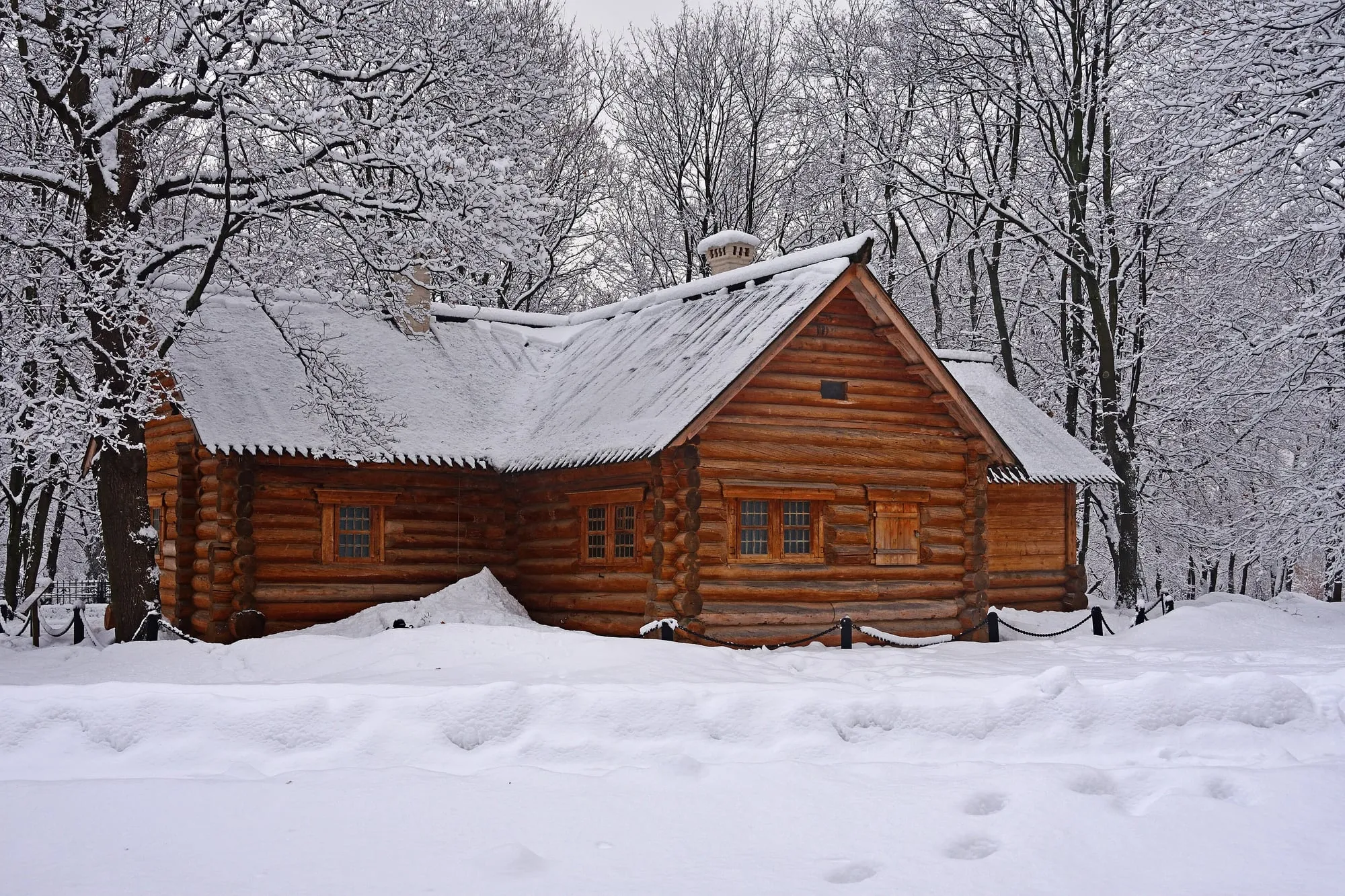 Домик Петра I в Коломенском зимой