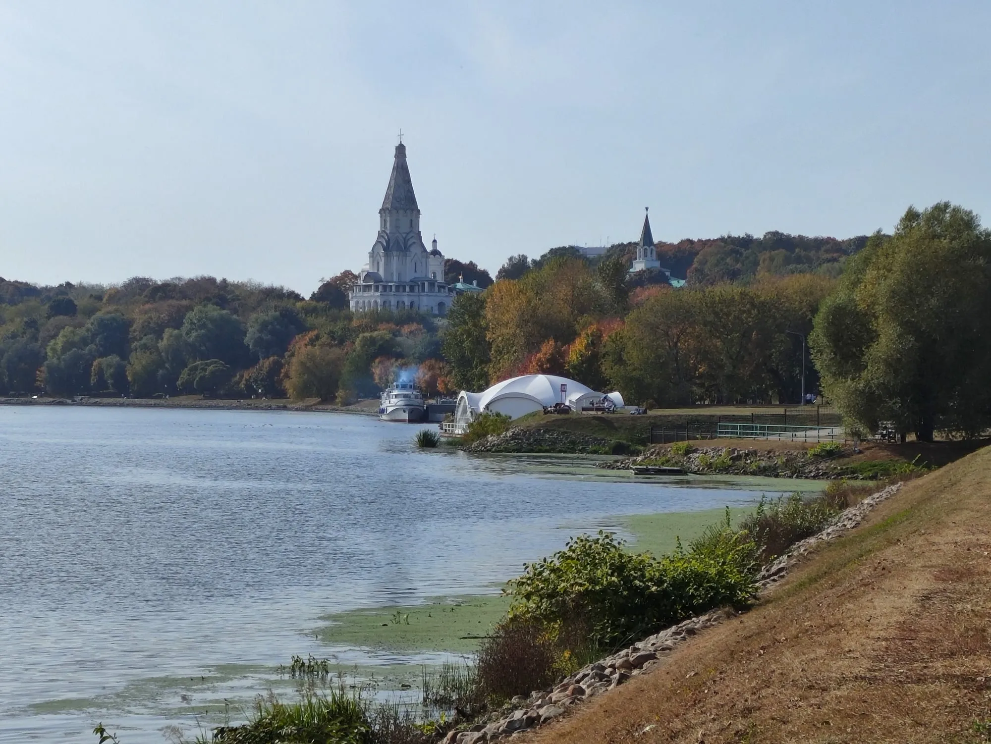 Церковь Вознесения на обрыве над Москвой-рекой, осень, у берега причал
