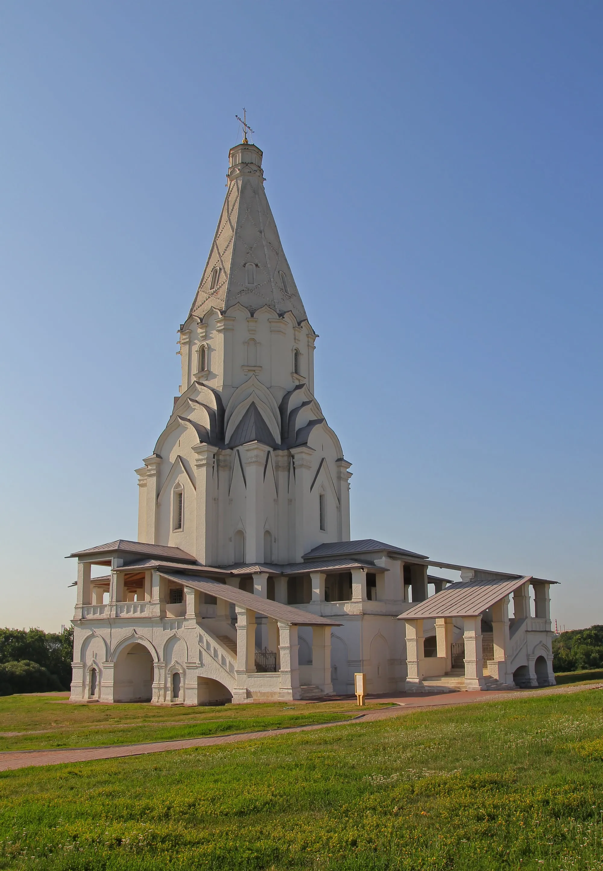Церковь Вознесения в Коломенском крупным планом, белый шатёр